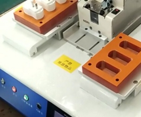 四軸手機(jī)適配器鎖螺絲